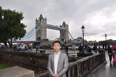 第一份工作时，一家外资企业客户邀请去英国参观，这是第一次出国，这张照片能看出腼腆来