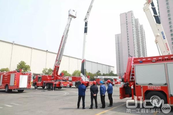 王民董事长观看V5系列消防车现场表演