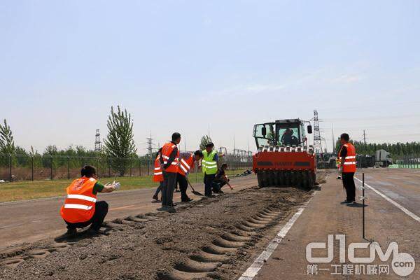 现场教学：了解HAMM 320压路机对冷再生后的材料进行压实作业的注意事项