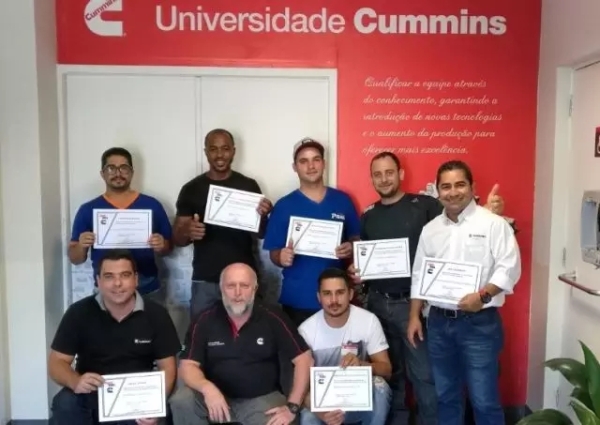 Anderson(左上一）和Jose（右一）在巴西康明斯获得QSL9.3讲师证书