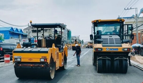 柬埔寨首都金边1号路市政施工，徐工双钢轮压路机在沥青路面上表现出色，受到了当地人民的频频点赞