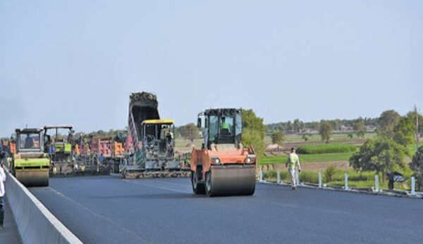 酷暑下紧张施工的苏木段高速公路项目工地
