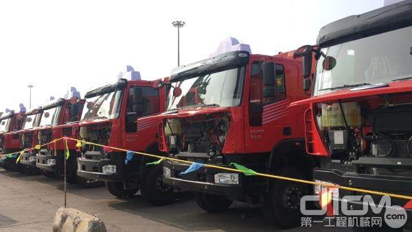 红岩金刚自卸车和红岩杰豹载货车，在天津港如期交付某大型央企矿业公司