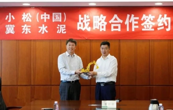 张全旺总经理代表小松(中国)向 金隅冀东水泥赠送小松模型