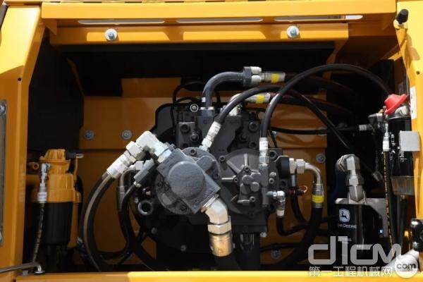 E400LC挖掘机搭载了约翰迪尔PowerTechTM系列的9升高功率版发动机