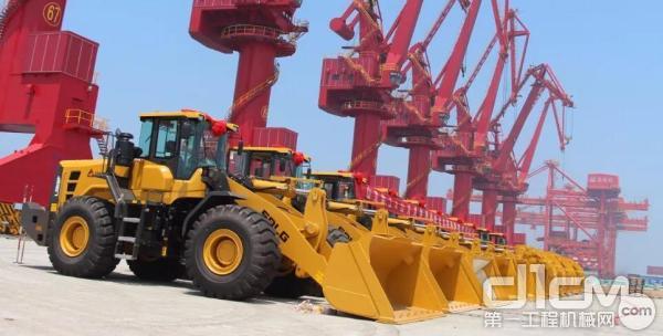 山东临工10台L968F装载机、3台E6360F大型挖掘机交车仪式在港区隆重举行。