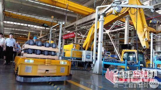 7月13日，在山东临工厂区，AGV正在运输零件。