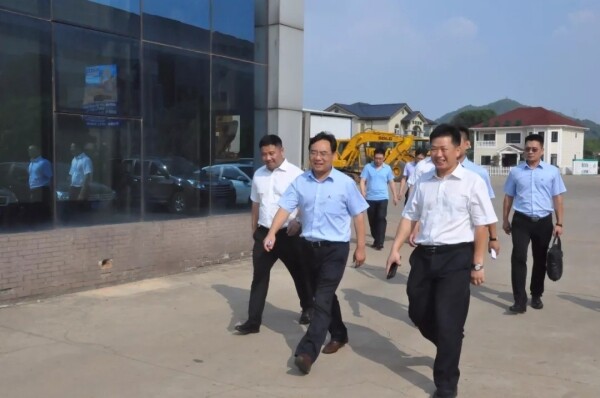 临工总经理文德刚（左二）与经销商董事长李永扬（右二）
