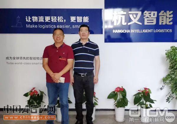 杭叉集团智能物流事业部总经理任海华（右）与中叉网副总张民生（左）合影