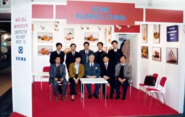 1992年徐工代表中国工程机械行业走出国门，亮相德国宝马展