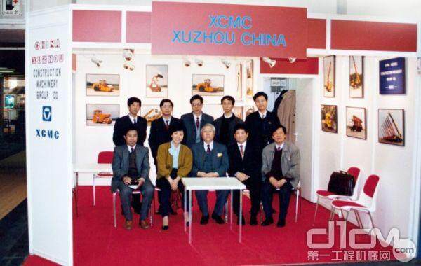 1992年徐工代表中国工程机械行业走出国门，亮相德国宝马展