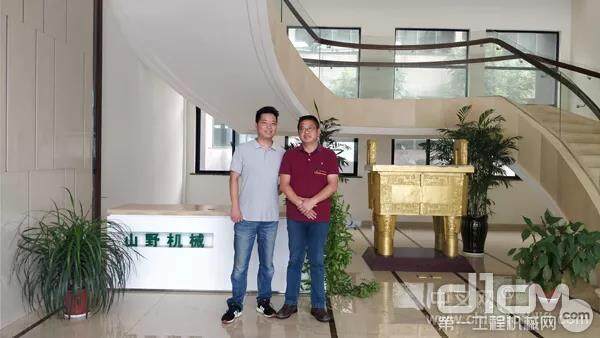 兰溪山野总经理陈振兴（左一）与我网常务副总张民生合影
