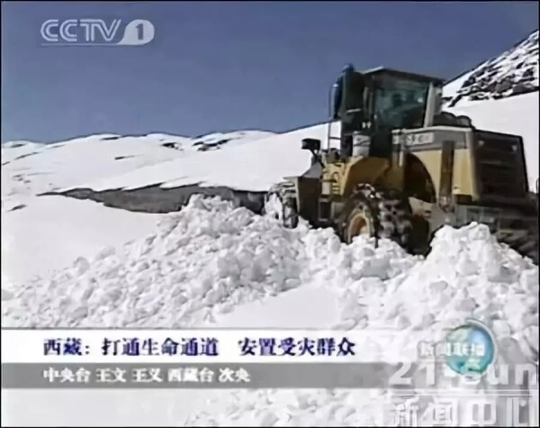 2013年，西藏雪灾，徐工装载机打通生命通道，安置受灾群众