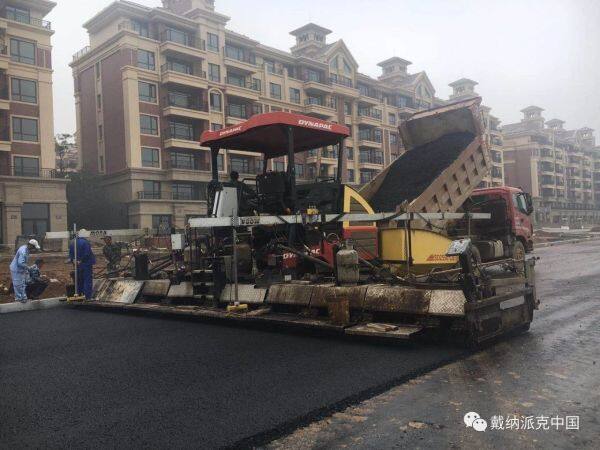 戴纳派克SD摊铺机亮眼的红色成为庄河市路面施工的一道靓丽风景线