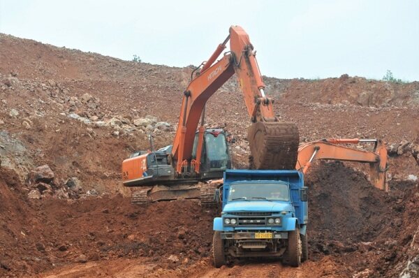 佰金矿业露天开采作业中的日立挖掘机