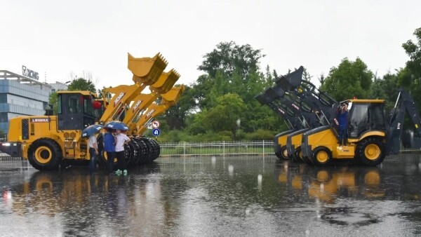 技术人员与产品经理冒雨调试车辆