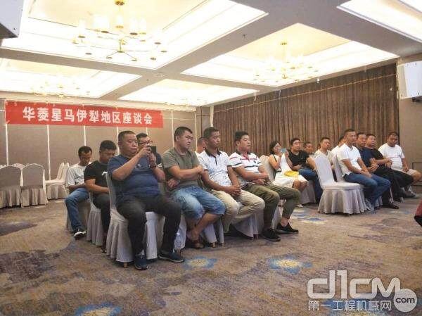 在座谈会上，刘汉如首先听取了客户对产品的意见和建议
