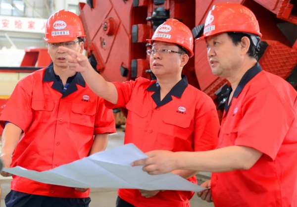 铁建重工党委书记、董事长刘飞香(中)带领研发技术人员攻坚克难。