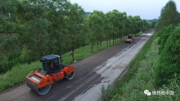 悍马压路机在压实路面