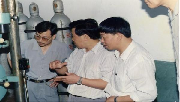 唐修国(左一)、梁稳根(中)、袁金华在车间。图片来源：受访者提供