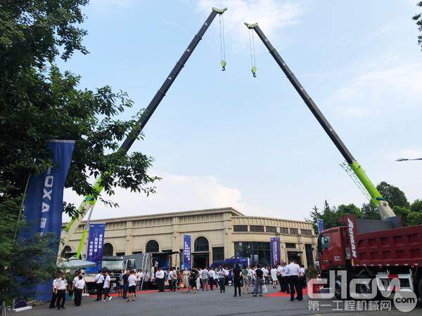 雷萨第3000台起重机交付仪式暨25X5起重机西南区域上市发布会外场展示