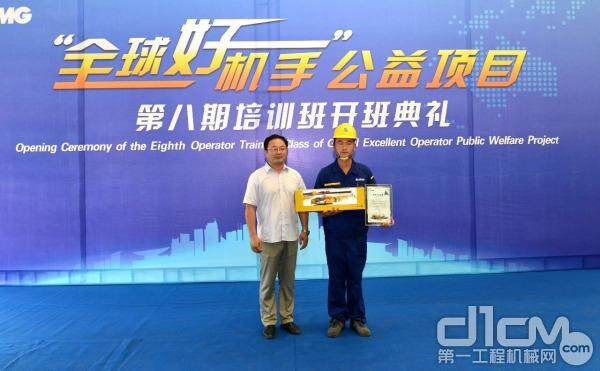 徐工技师学院副院长苏源为第500名报名机手发放纪念证书及旋挖钻机车模 