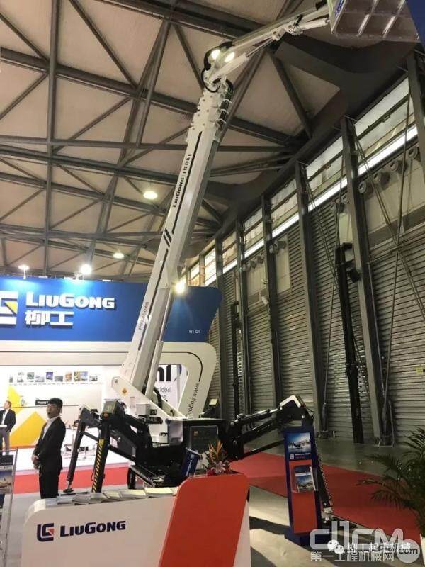 柳工PST300AS自行蜘蛛式高空作业平台惊艳亮相2017首届亚洲国际高空作业机械展览会