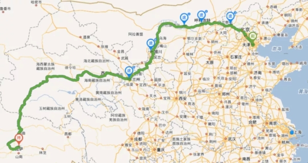 首台推土机运达国内天津港后，一路驶向西南，跨越将近4000公里，以后每一台设备也会沿着相同的路径抵达工地。