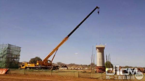 汽车起重机参与肯尼亚蒙内铁路建设