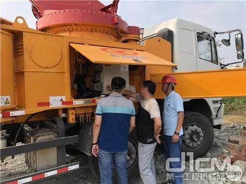 在四川某地的施工现场，两台由华菱星马自主设计生产的56米混凝土泵车正在进行交付客户后的首次作业