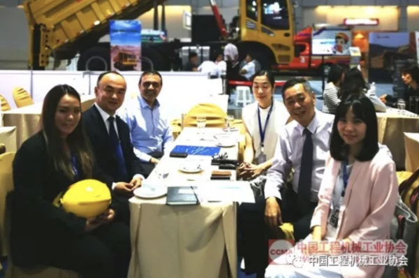  中国工程机械工业协会展览部主任孙瑞与展会主办方泰国IMPACT展览公司总经理一行会谈