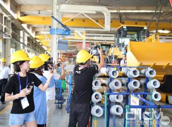 山东临工是中国三大工程机械出口商之一，以生产装载机、挖掘机、路面机械等三大类产品为主