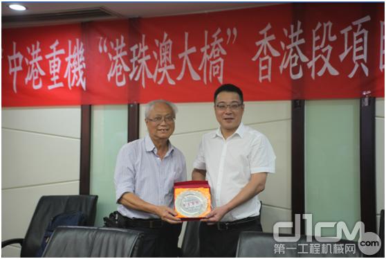 香港客户何显华向中联重科副总裁熊焰明授予“举重若轻”奖牌