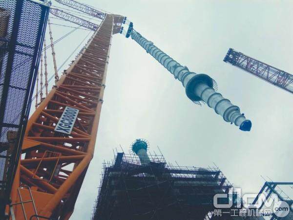 本次吊装的重整三合一反应器，总长86.75米，重565吨，施工总起重重量698吨，就位半径33.6米