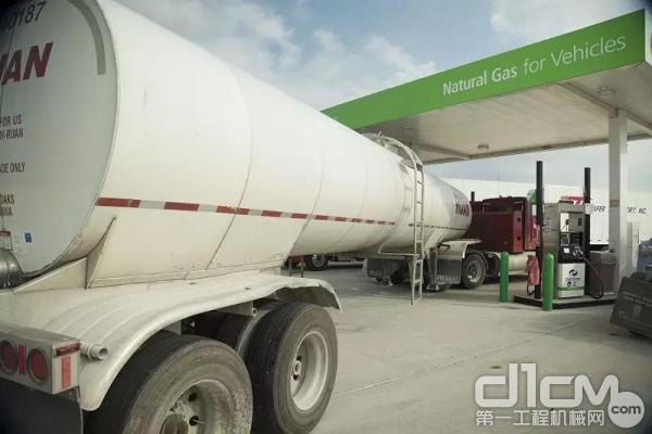 来自印第安纳州西北部Fair Oaks农场的卡车使用可再生天然气在美国中西部地区运送牛奶