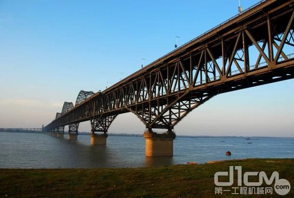 九江长江大桥全长7675米，1973年12月26日正式动工修建，1993年1月16日公路桥通车，1995年6月1日铁路桥正式开通运营