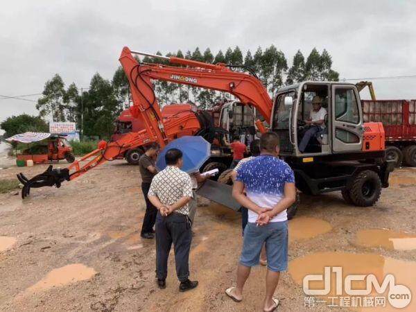 晋工轮式挖掘机JGM9085LNZ-9G根据蔗木拾装工况研发制造的一款机型，主要应用于对甘蔗、木材、棉花等作物装载、运送和堆垛的过程