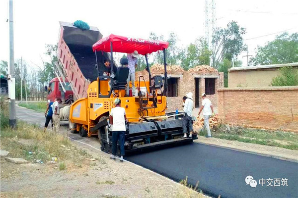 西筑摊铺设备在新疆施工