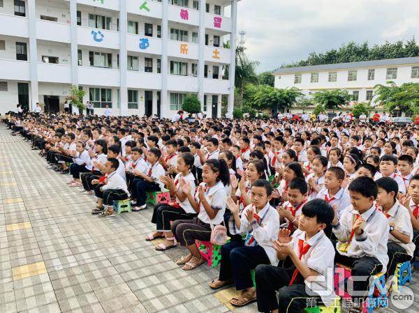 小街中心小学全体师生见证授牌