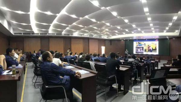 国网河南省公司、国网河南技培中心、特雷克斯和徐州海伦哲相关领导参与了此次培训活动。