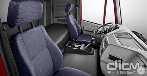驾驶室空间大，方向盘、座椅多角度可调整，多功能仪表清晰显示