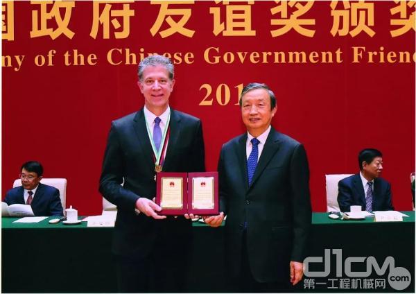 时任中国国务院副总理马凯为曹思德颁奖