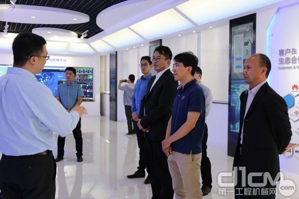 顶象技术总裁陈树华（右二）等一行人参观徐工信息体验厅，详细了解xrea工业互联网平台建设情况