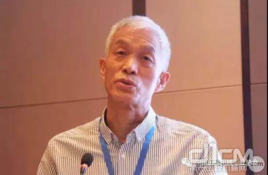 中国工程机械工业协会会长祁俊发表演讲