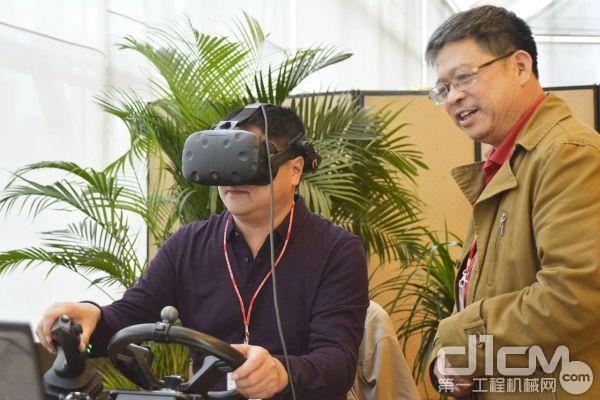 活动中，VR体验区吸引了诸多体验者。戴上VR眼镜，“真实感”十足的重型设备驾驶体验让大家赞叹不已。