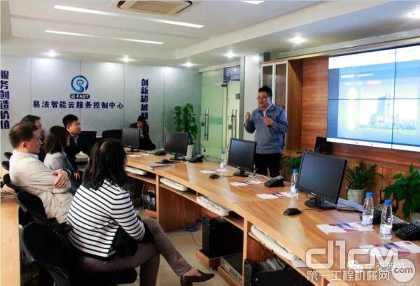 易法智能分公司总经理赵飞介绍易法智能云服务控制中心