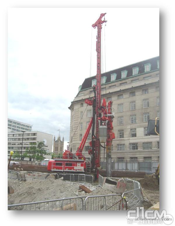 图为宝峨BG 36旋挖钻机在英国伦敦威斯敏斯特公园