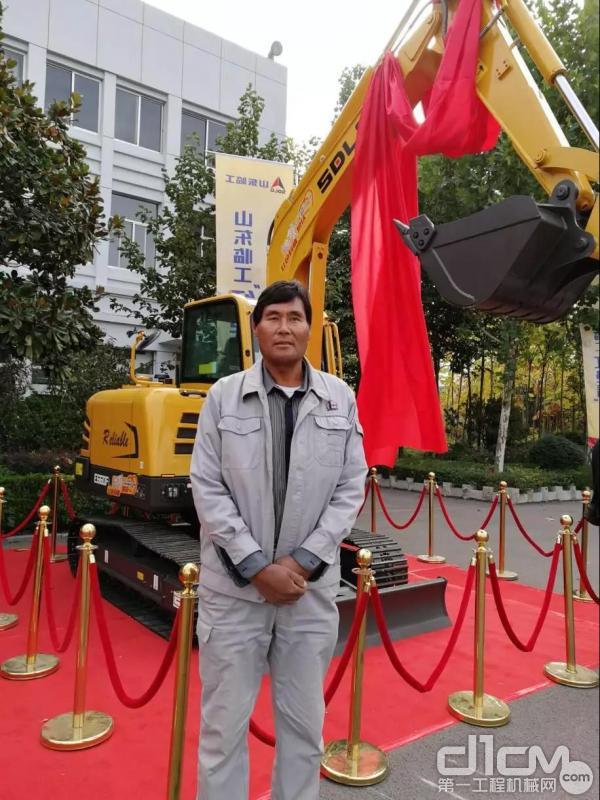 山东临工正式向公丕峰捐赠一台最畅销的E660FL型挖掘机