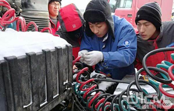 黑龙江省黑河市的气温直逼零下40℃，冰天雪地中，潍柴三高试验队开始了极地高寒试验。头顶冰花、呵气成霜