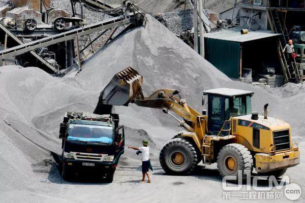 在越南太原省某家矿产公司的砂石厂里，柳工的ZL50C和ZL50CN两台设备正在联合作业